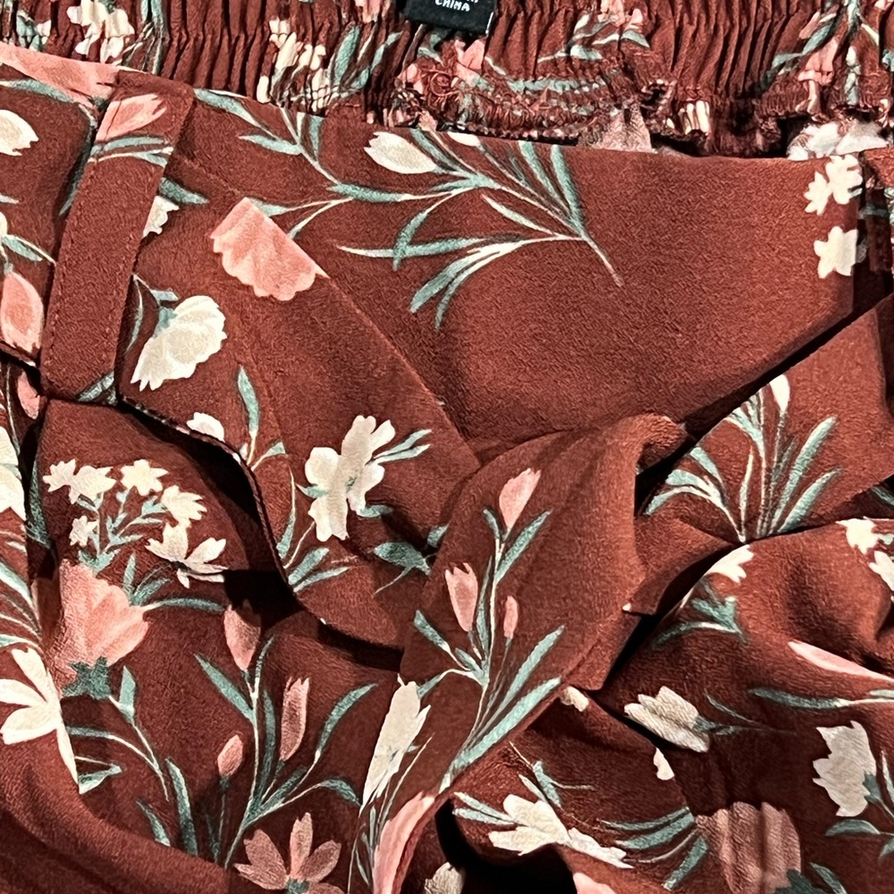 Torrid Burgundy/maroon Floral Crepe Wide Leg Pants 1 (14/16) Belted and pockets. - Picture 4 of 4